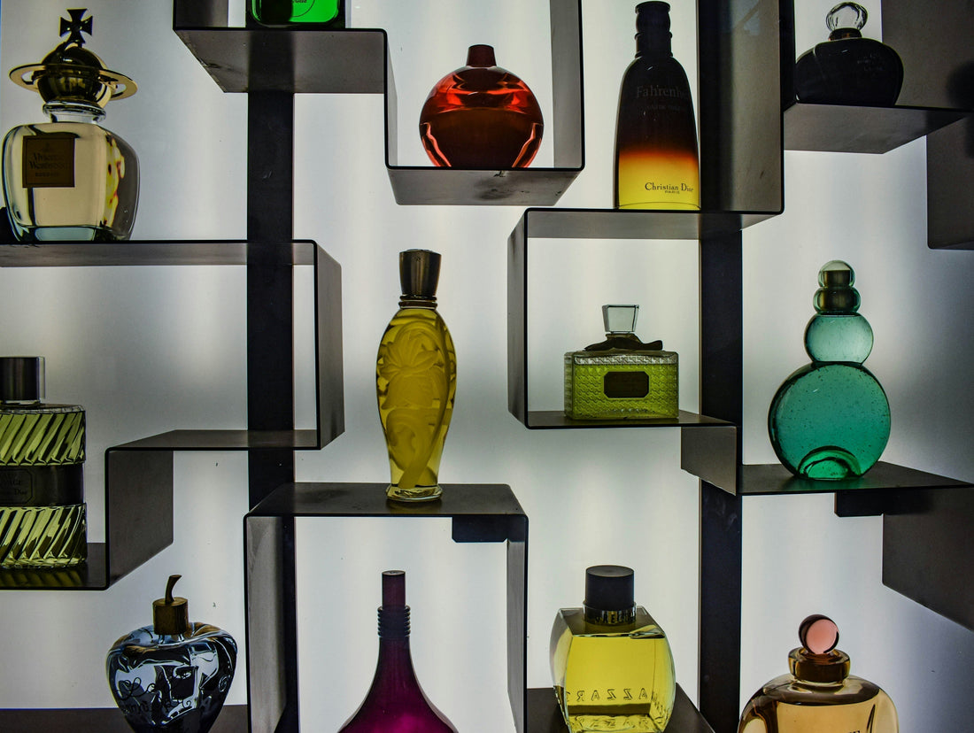 Comprendre les Concentrations de Fragrances : Eau de Toilette vs. Eau de Parfum vs. Parfum