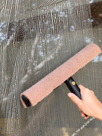 décrassage de vitres avec le maykker scrubber set 45 cm