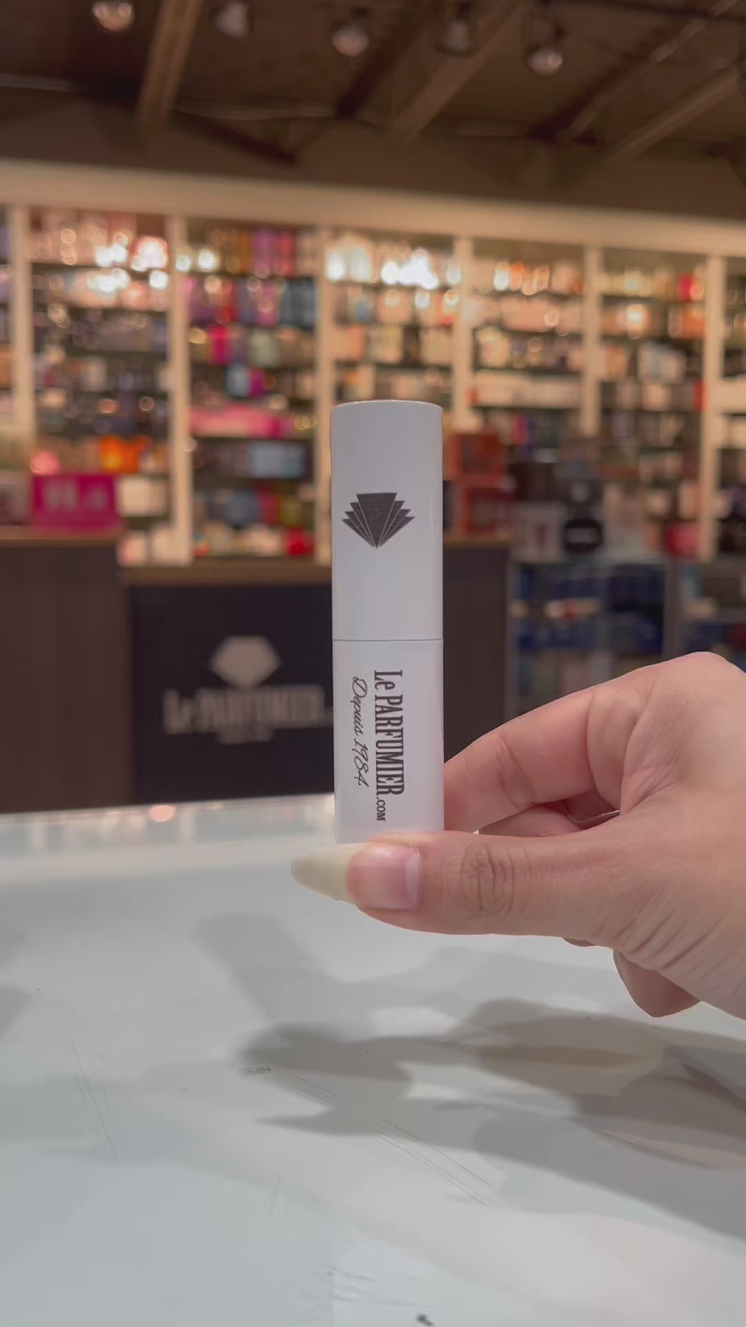 Charger la vidéo : Parfumeuse Blanc 8 ml Twist and Spray Vaporisateur de Voyage